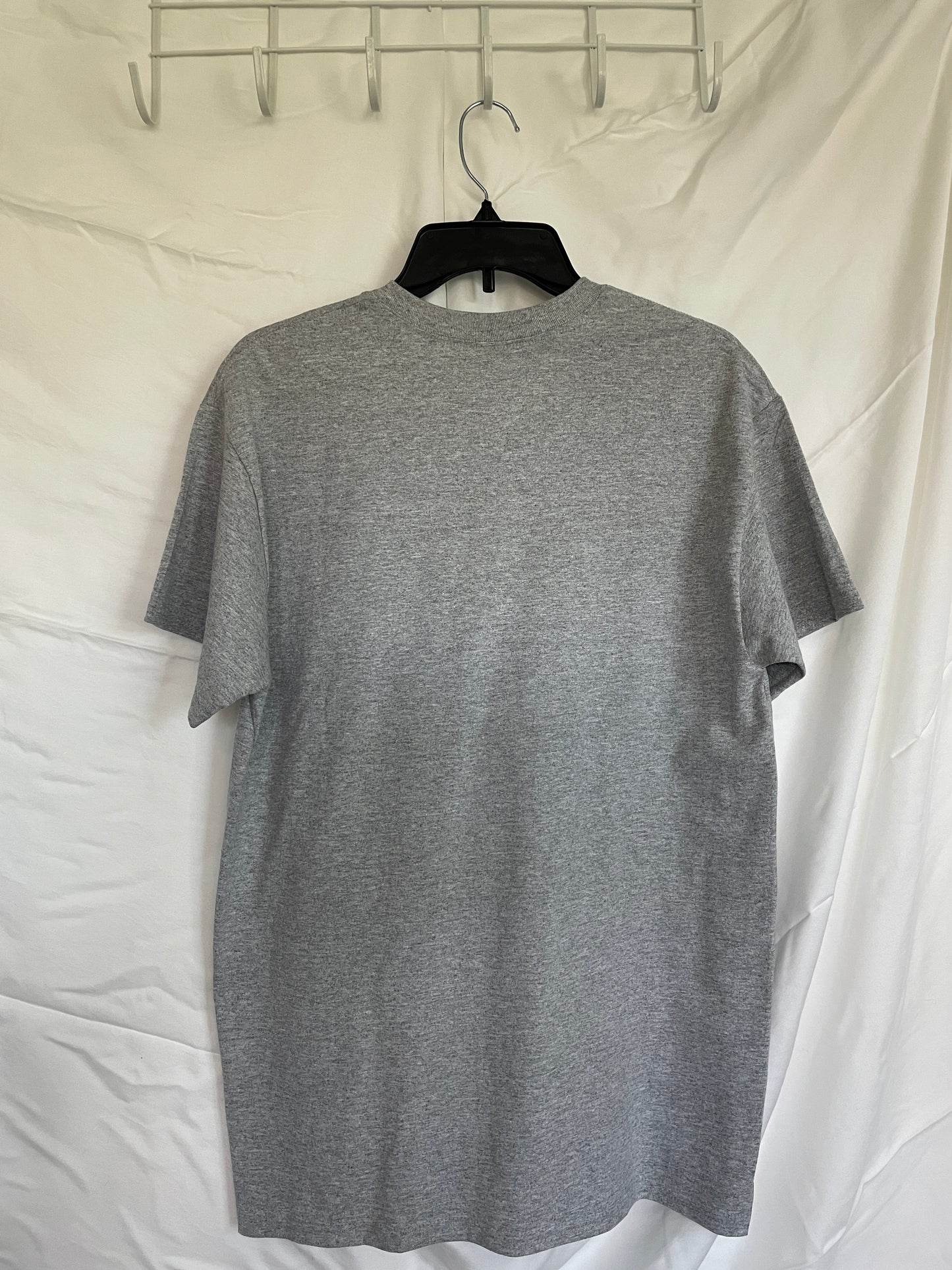 VENTA DE MUESTRA - Camisa gris Talla MD - CHB Diseño Pegasus estándar en negro