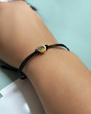 Pulsera de hilo de campamento mestizo - Pulsera de hilo de tirar AJUSTABLE en NEGRO con dije CHB de ORO personalizado