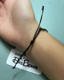 Pulsera de hilo de campamento mestizo - Pulsera de hilo de tirar AJUSTABLE en NEGRO con dije CHB de ORO personalizado