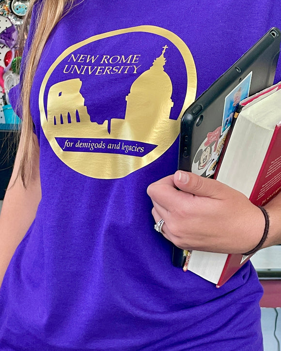 Nueva Universidad de Roma - Para semidioses y legados - Diseño de libros - Camiseta de ajuste clásico Mangas cortas Unisex PJO Percy Jackson MoA Mark of Athena